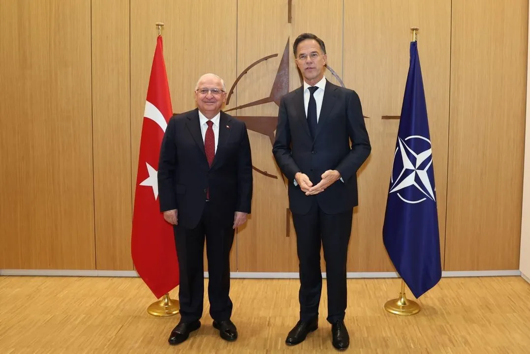 Bakan Güler, NATO Savunma Bakanları Toplantısı'nda Genel Sekreter Rutte ile Bir Araya Geldi