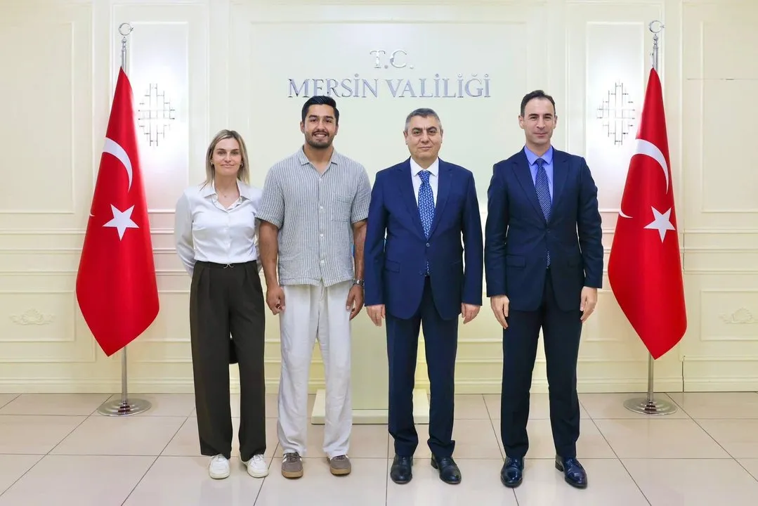 Mersin Valisi Atilla Toros, Paralimpik Milli Sporcu Ahmet Kaplan'ı Tebrik Etti