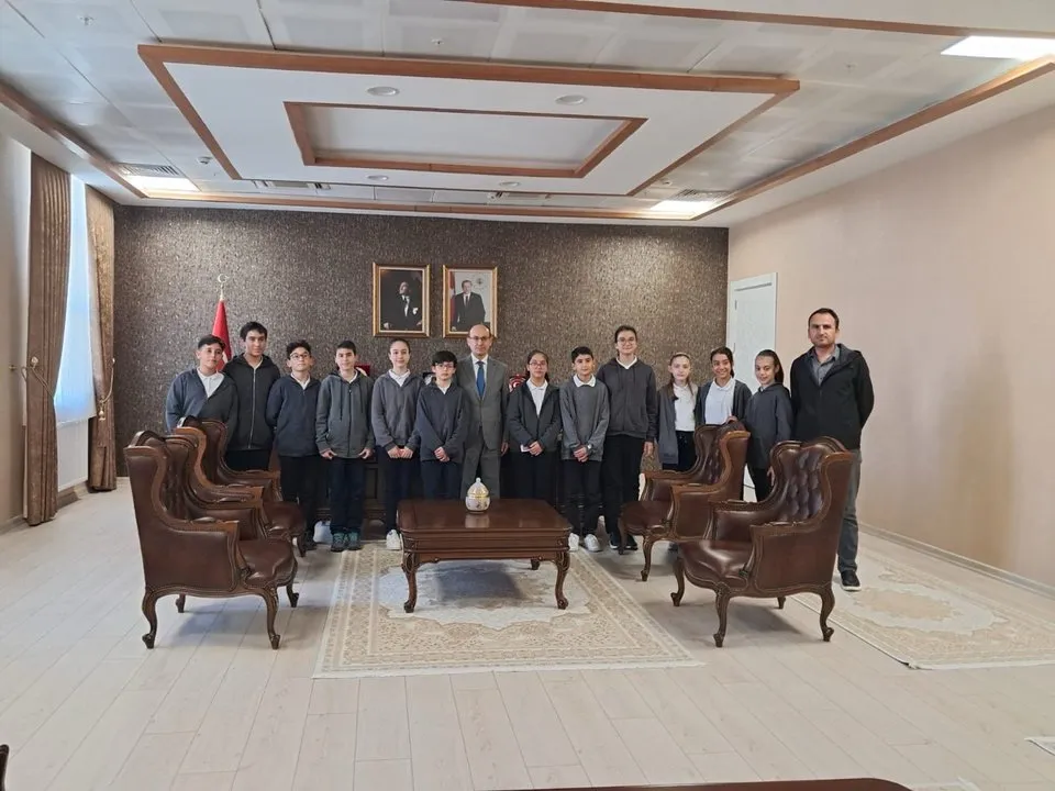 Atatürk Ortaokulu Öğrencileri, Yenimahalle Kaymakamlığı Koordinasyonunda Kurumları Ziyaret Etti