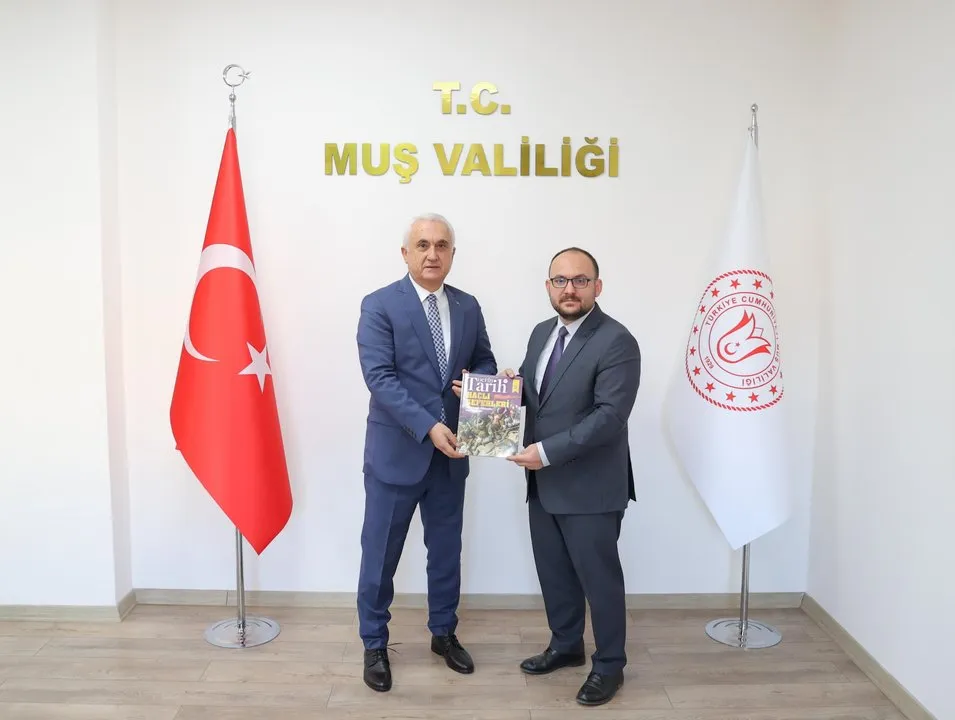 Muş Alparslan Üniversitesi Rektörü Mustafa Alican'dan Vali Avni Çakır'a Dergi Takdimi Ziyareti