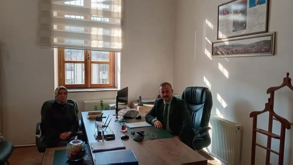 Niksar Kaymakamı Perçi, İlçe Halk Kütüphanesini Ziyaret Ederek Bilgi Aldı