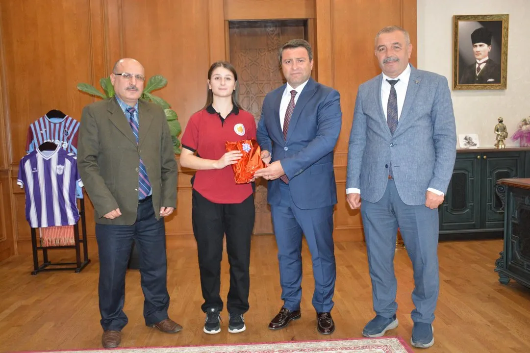 Yomra Anadolu Lisesi Öğrencisi Elanur Pekşen, Trambolin Cimnastikte Türkiye Şampiyonu Oldu