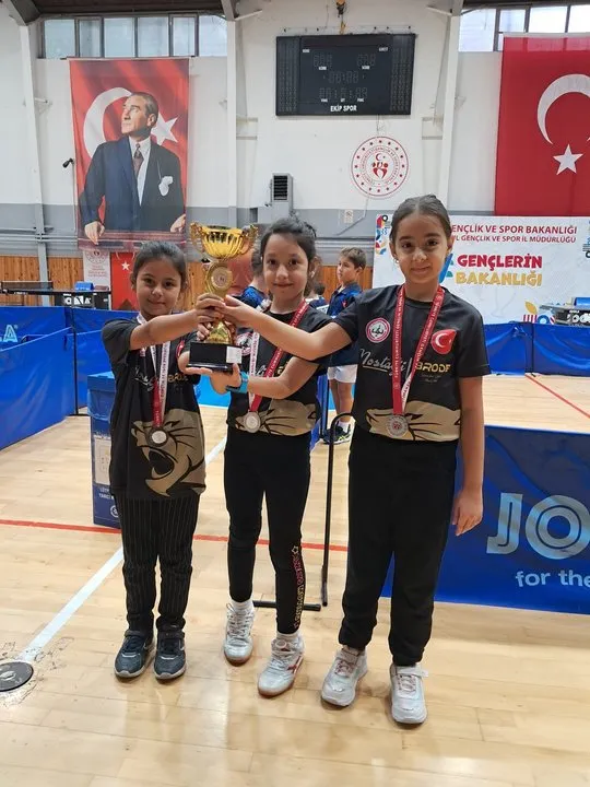 Cemal Reşit Rey İlkokulu Masa Tenisi Takımı İstanbul'da Çifte Başarıya İmza Attı