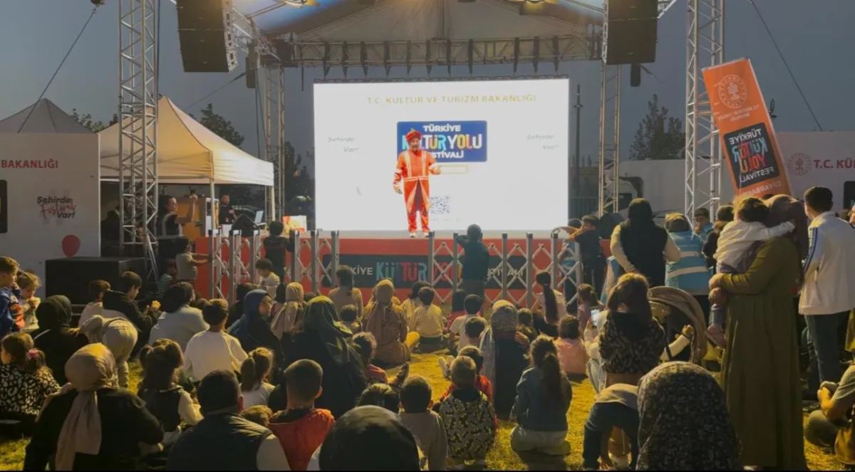Diyarbakır'da Kültür Yolu Festivali'nde Çocuklar Geleneksel Gölge Oyunuyla Buluştu