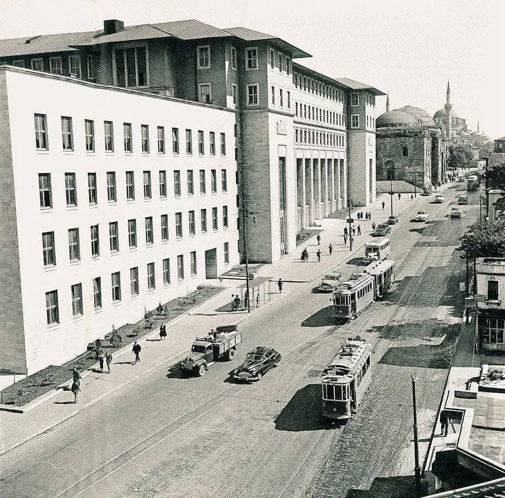 İstanbul Üniversitesi Edebiyat Fakültesi'nin Tarihi Fotoğrafı Paylaşıldı