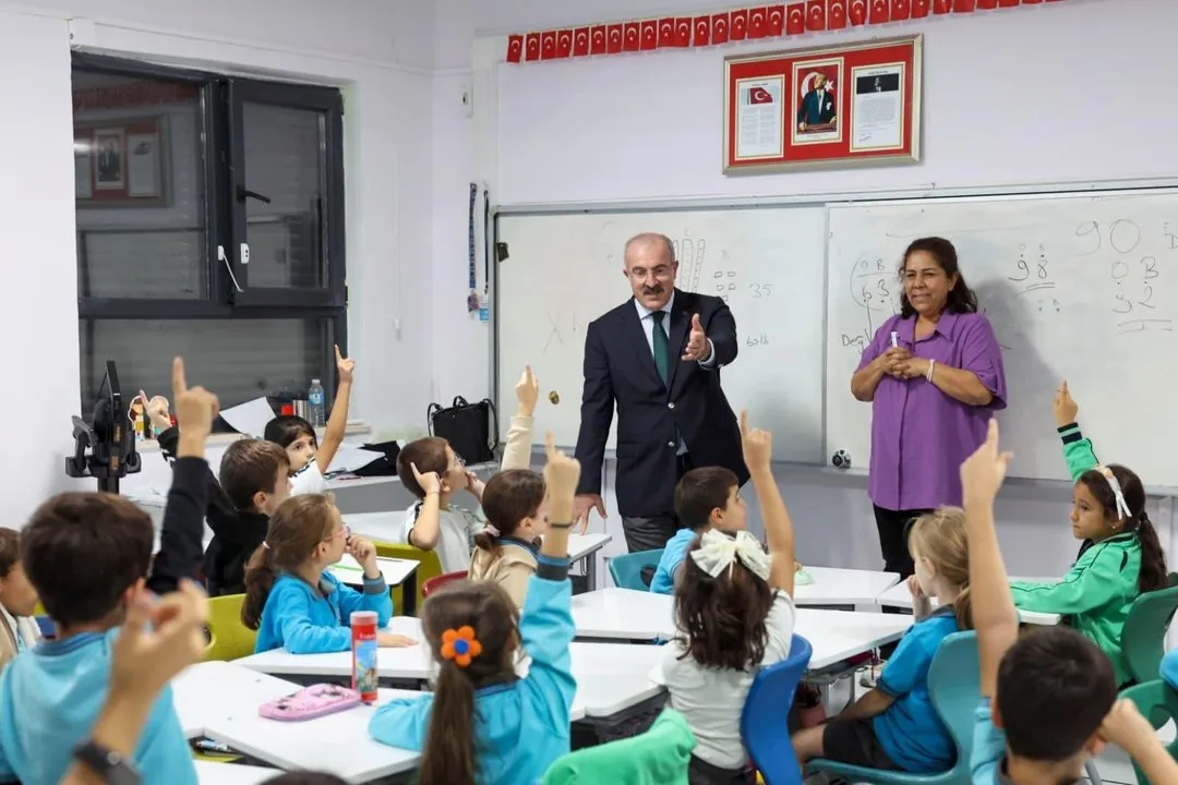 Çanakkale Valisi 18 Mart İlkokulu'nu Ziyaret Etti, Öğrencilerle Sohbet Etti