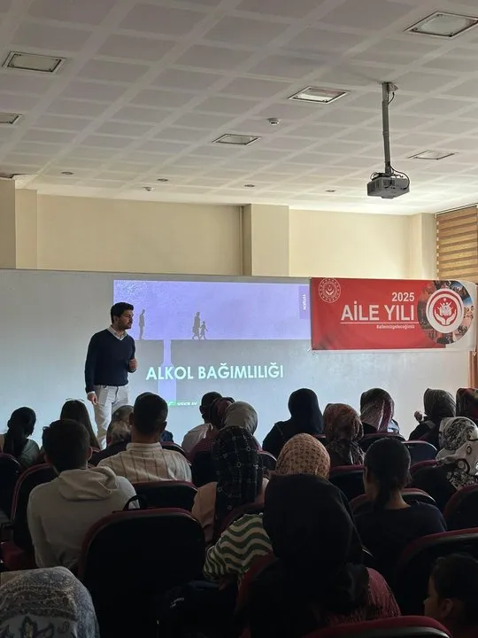 Manisa'da Alkol Bağımlılığına Karşı Turgutlu Okul Velilerine Eğitim Verildi