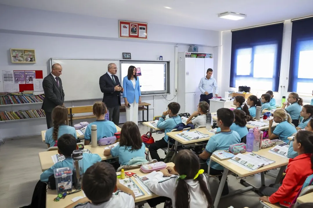 Vali Toraman ve İl Milli Eğitim Müdürü Hayta 18 Mart İlkokulu'nu Ziyaret Etti