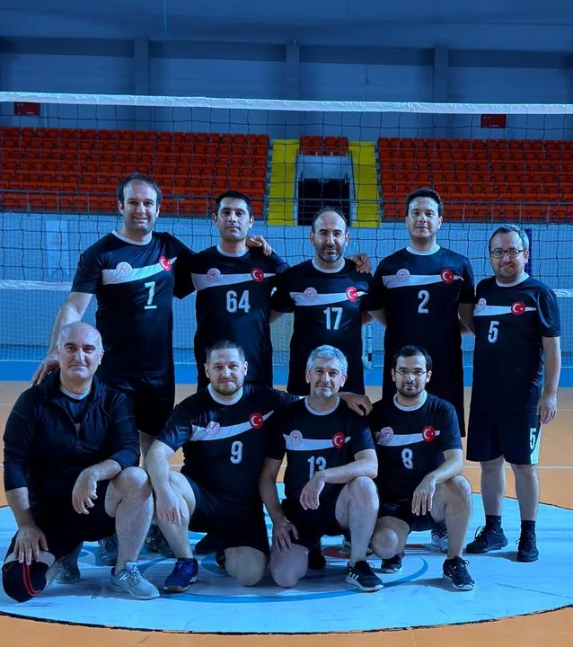Trabzon İl Sağlık Müdürlüğü Voleybol Takımı Kamu Turnuvasında Üçüncülük İçin Sahaya Çıkıyor