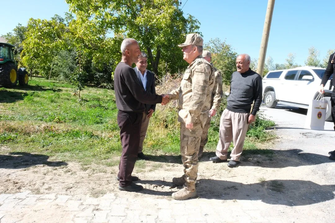 Van Jandarma Komutanı, 35 Yıl Sonra Eski Mesai Arkadaşının Ailesini Ziyaret Etti