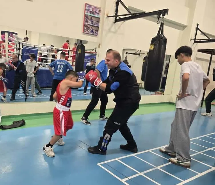 Kırıkkale Emniyet Müdürlüğü'nden Çocuklara Yönelik Boks Kursu ve Malzeme Desteği