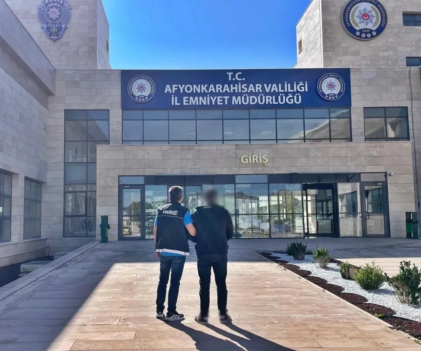 Afyonkarahisar Emniyeti Uyuşturucu Kullanıcısı Firariyi Cezaevine Gönderdi