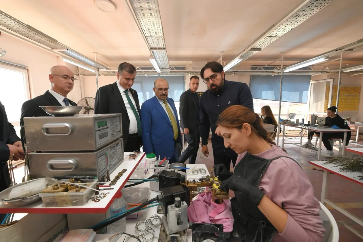 Balıkesir Valisi Ustaoğlu'ndan Ayvalık'taki EYETECH Optik Fabrikasına Ziyaret