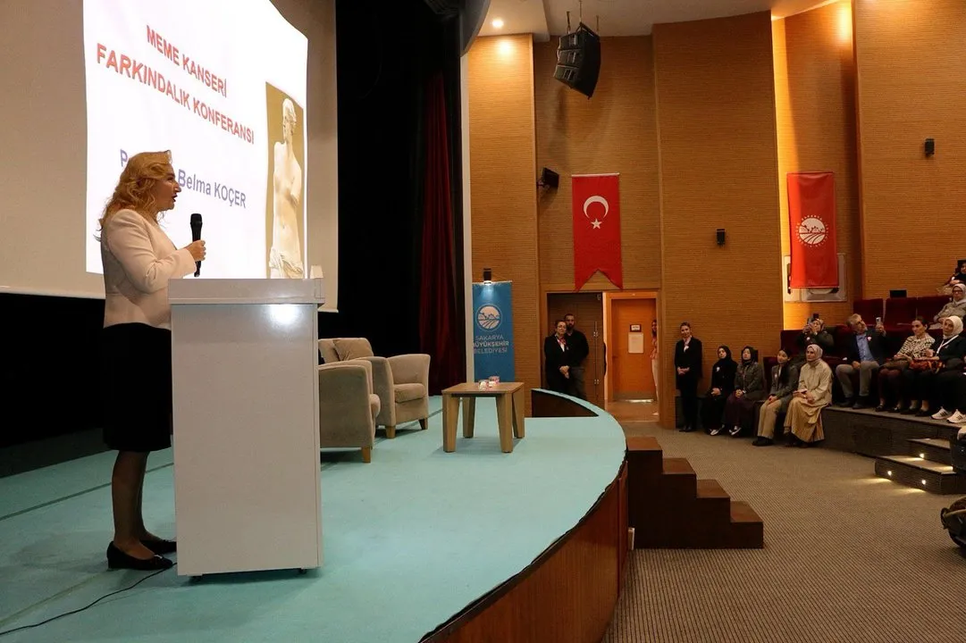 Sakarya'da Meme Kanseri Farkındalık Etkinliği Vatandaşlara Bilgi Verdi