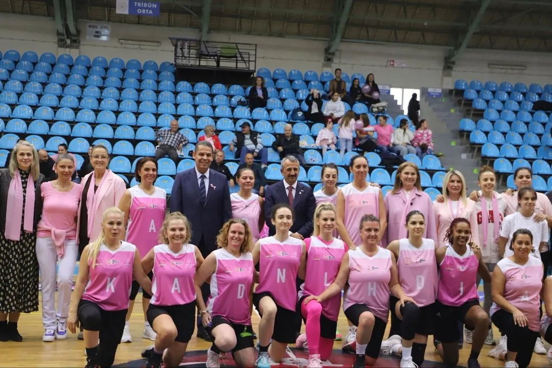 Edirne'de Meme Kanseri Farkındalığı İçin 'Pembe Dostluk Maçı' Düzenlendi