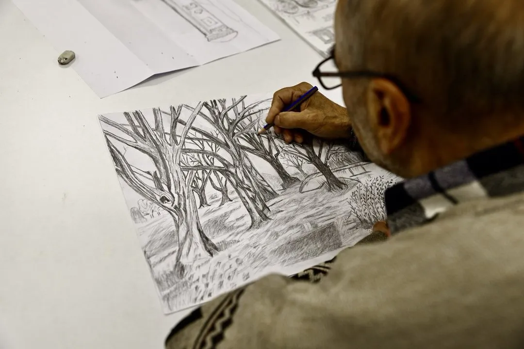 Bağcılar'da Sanatsever Büyükler Resim Kursunda Buluştu: Renkli Tuvaller Ortaya Çıkıyor