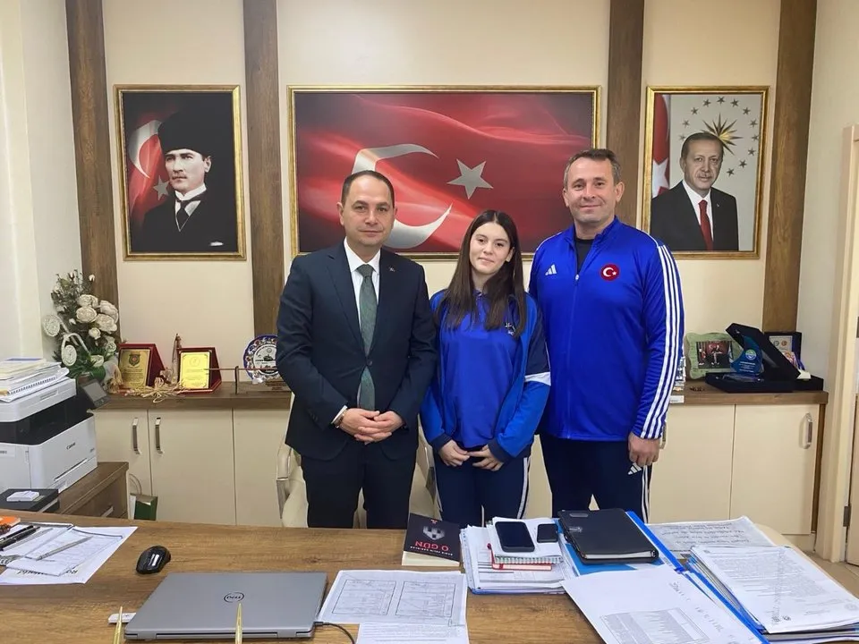 Sabihahanım Ortaokulu Öğrencisi Deniz Selin Çakırlar Romanını Müdür Kahraman'a Sundu