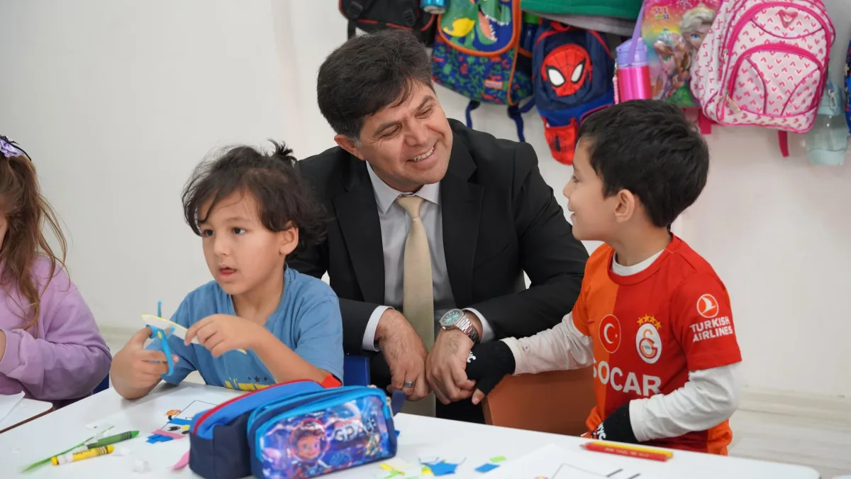 Mersin İl Milli Eğitim Müdürü Özdemirci'den Okul Ziyaretleri: Öğrencilerin İfade Yeteneği Vurgusu