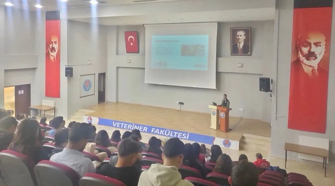 Burdur Emniyeti'nden Mehmet Akif Ersoy Üniversitesi'nde Siber Güvenlik Bilgilendirmesi