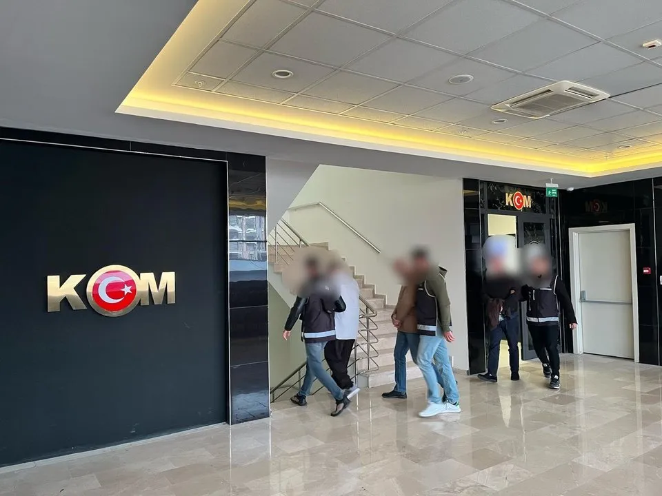 Afyonkarahisar'da Şantaj, Yağma ve Tefecilik Operasyonu: Suç Unsurları Ele Geçirildi