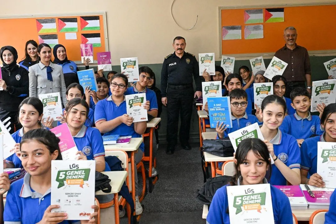 Osmaniye Emniyeti'nden 'Sevgiyle Büyüyen Fidanlar' Projesi Kapsamında Öğrencilere Ziyaret ve Hediyeler