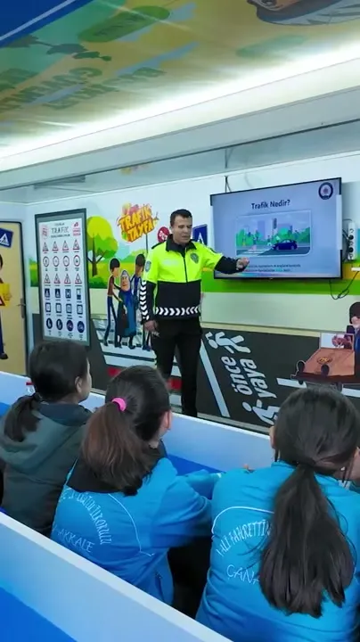 EGM Trafik Eğitim Tırı Çanakkale'de Çocuklara Trafik Kurallarını Öğretti