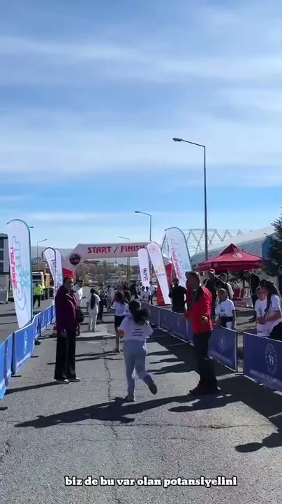 Ardahan'da 'Koşan Yıldızlar' Projesi Tamamlandı: 24 Öğrenci Ulusal Yarışmalara Gitmeye Hak Kazandı