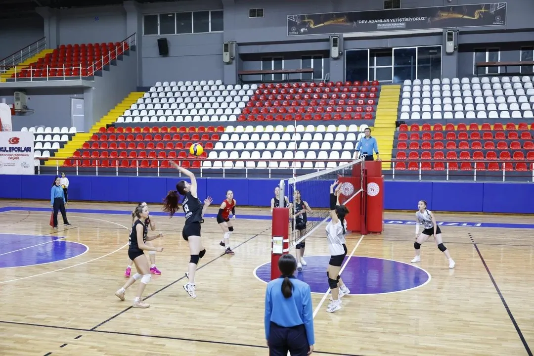 Denizli'de Voleybol Genç Kızlar Kulüp Müsabakaları Devam Ediyor