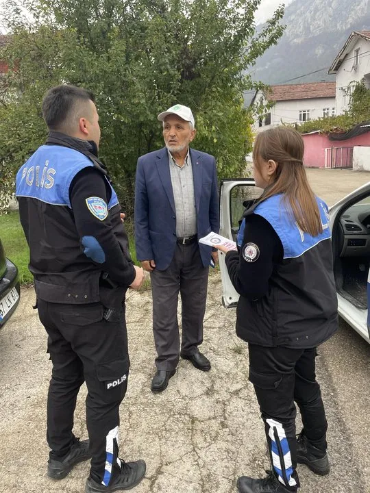 Karabük Emniyeti Soba Zehirlenmelerine Karşı Bilgilendirme Broşürleri Dağıttı