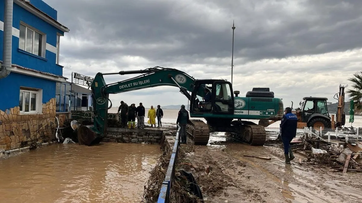 DSİ Ekipleri Foça'da Taşkına Müdahale Etti, Menfez Tıkanıklığı Giderildi