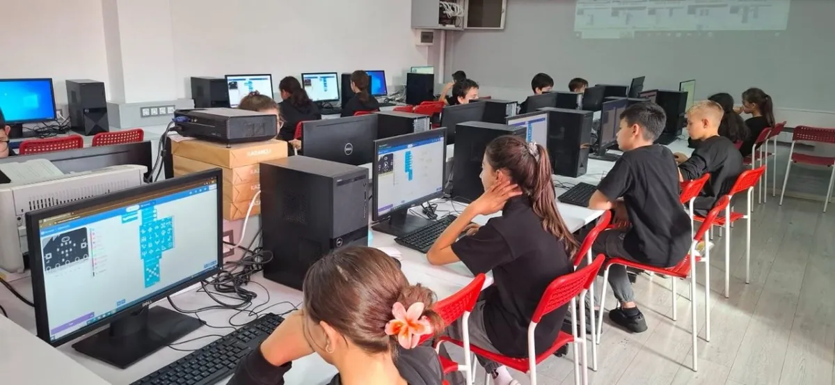 Fatih'te Kodlama Haftası Coşkusu: Öğrenciler Microbit ile Geleceğe Kodluyor