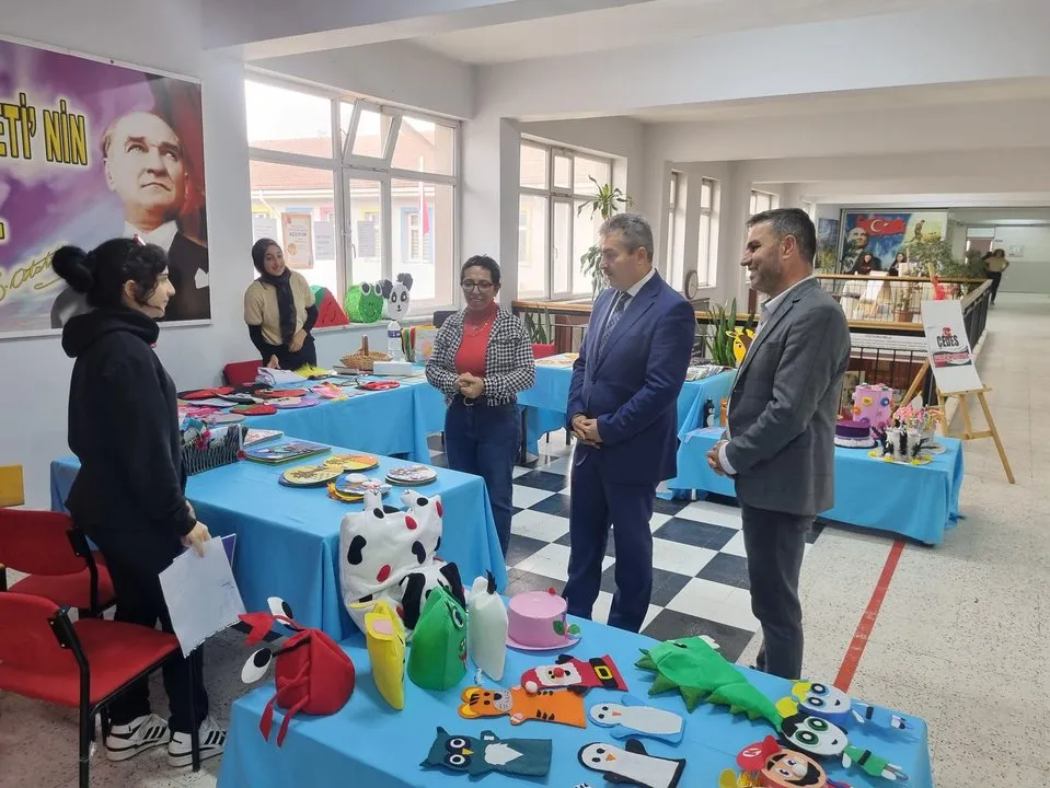 İnegöl'de Öğrenciler Gazze Yararına Sergi Düzenledi, İlçe Milli Eğitim Müdürü Ziyaret Etti