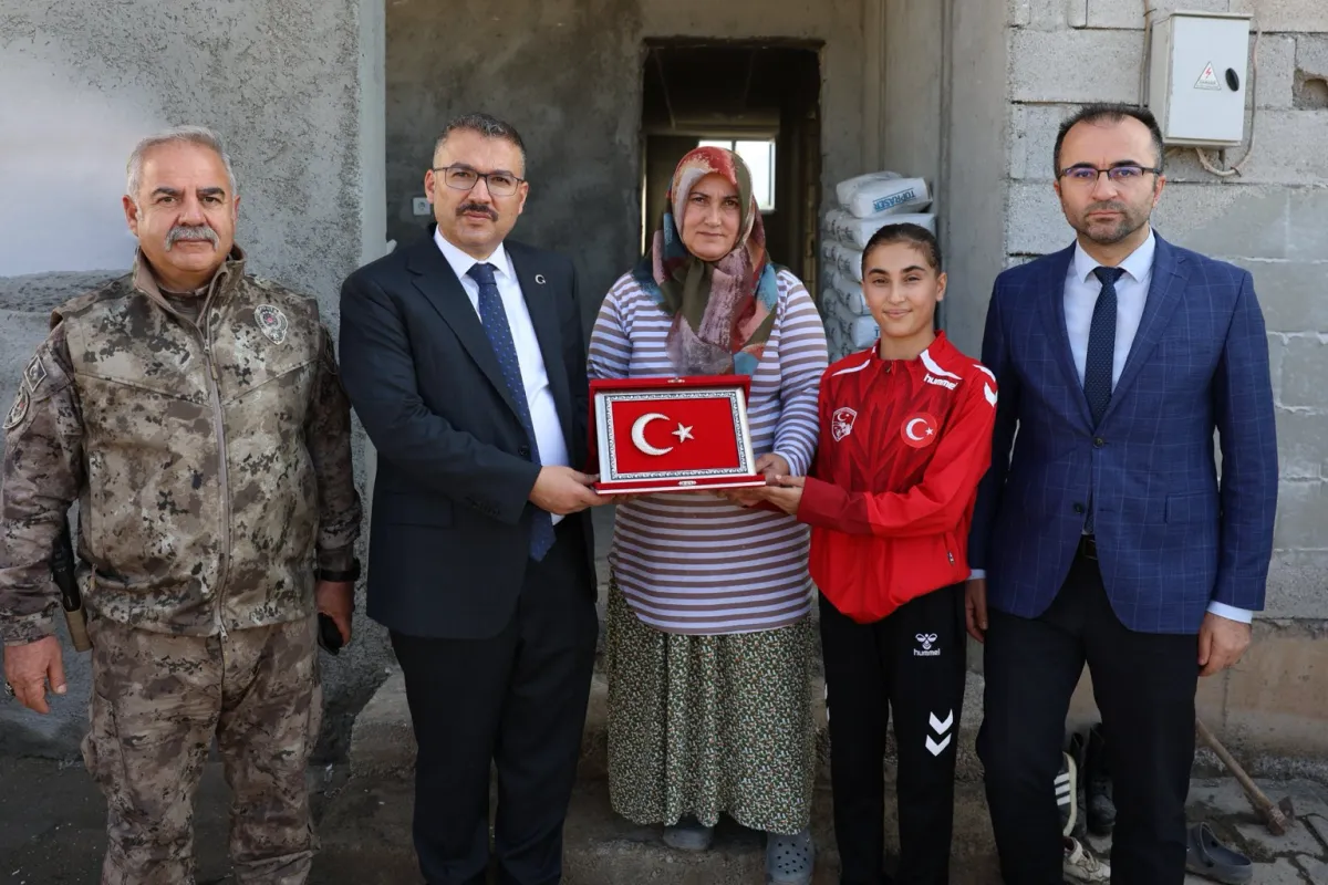 Iğdır Valisi ve Protokol, Balkan Şampiyonu Güreşçi Hiranur Uygun'u Evinde Ziyaret Etti