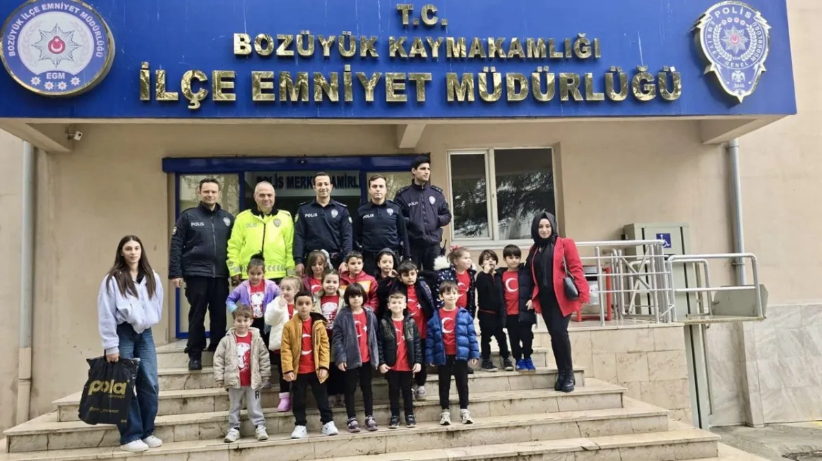 Minik Öğrencilerden Bozüyük İlçe Emniyet Müdürlüğü'ne Cumhuriyet Bayramı Ziyareti